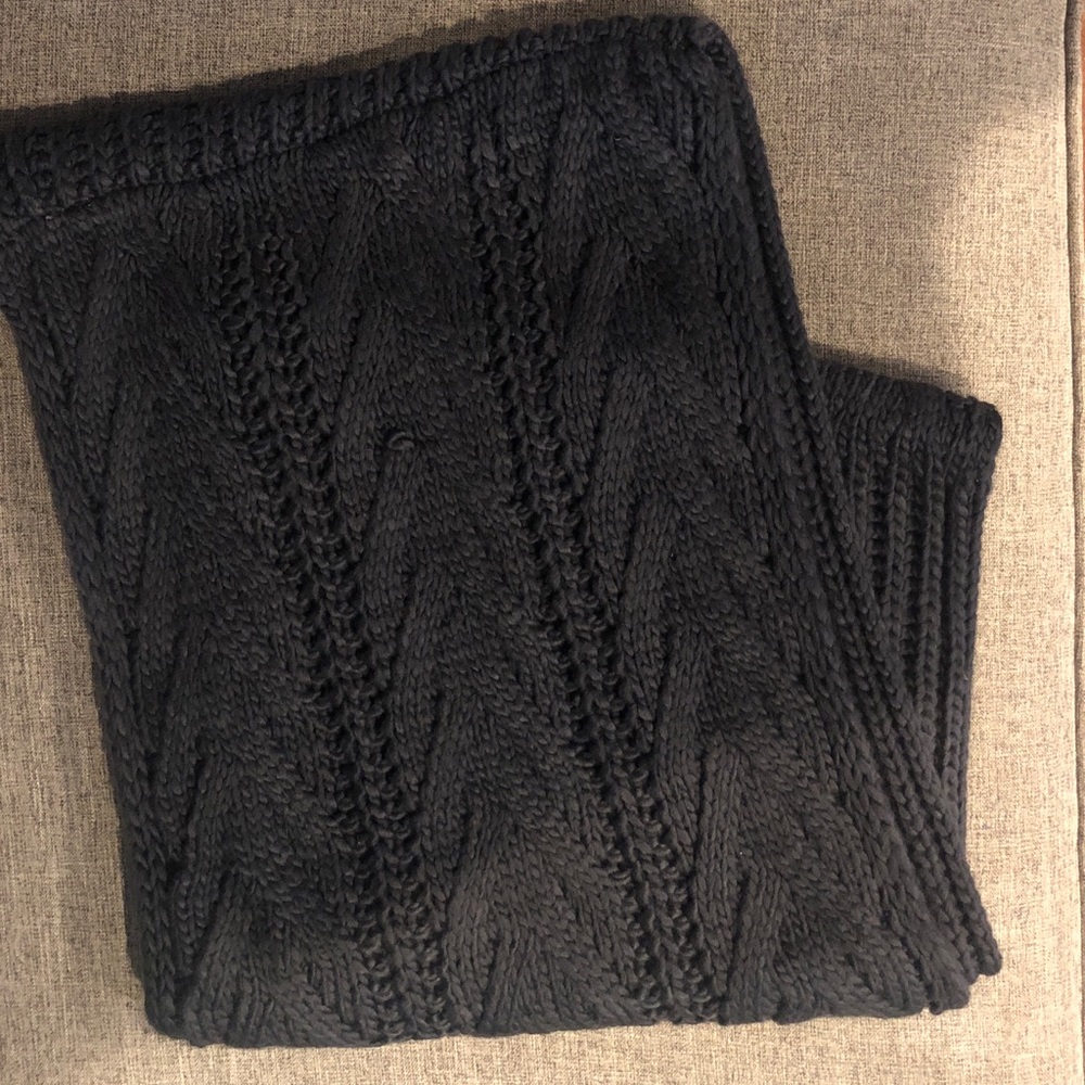 Women’s Brand New Navy cable knit infinity loop scarf. NWOT.